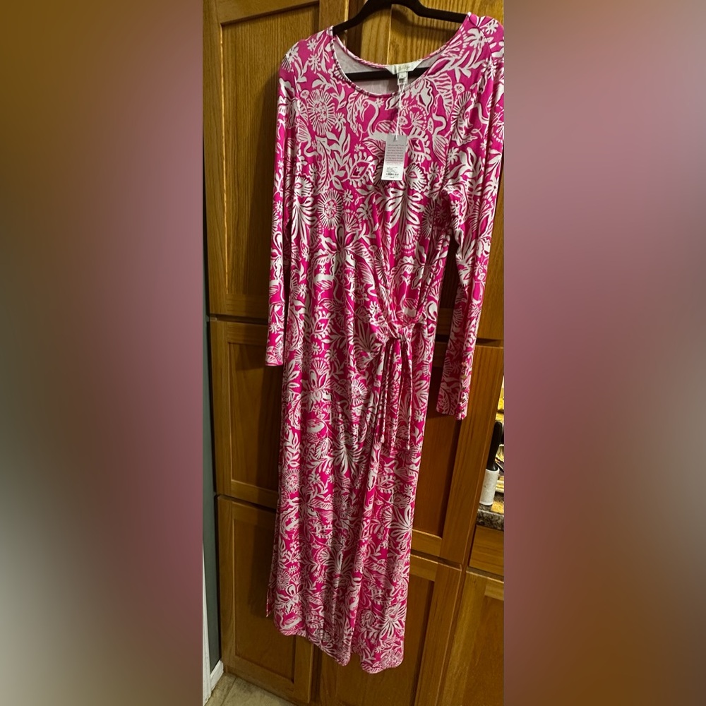 Lilly Pulitzer Padsion Fruit pink Absolutely Flamazing maxi dress.
Beautiful!